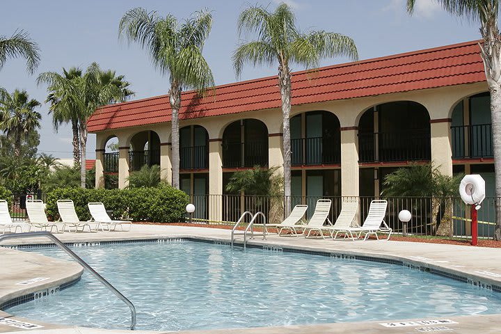 El hotel Maingate Lakeside Resort en Orlando tiene una alberca exterior