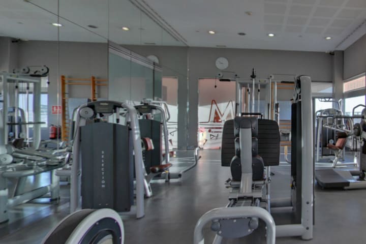 Hay un gimnasio completo en el  Eurostars Grand Marina Hotel