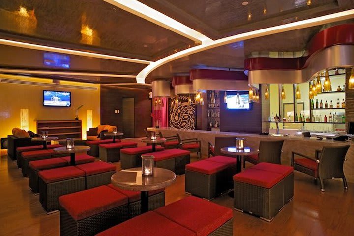 Sunset lobby bar ofrece bebidas premium