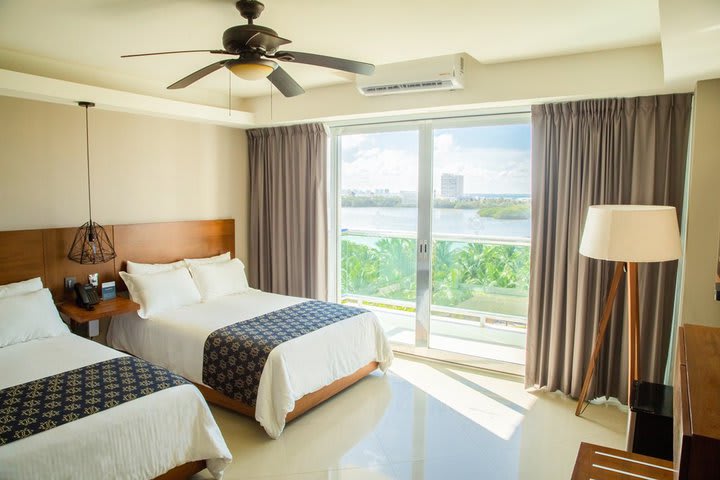 Standard guest room with 2 beds and lagoon view