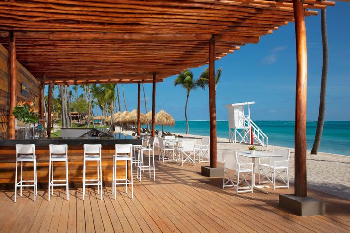 Barracuda bar in front of the beach