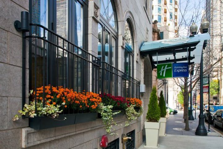 Entrada del hotel Holiday Inn Express en Chicago