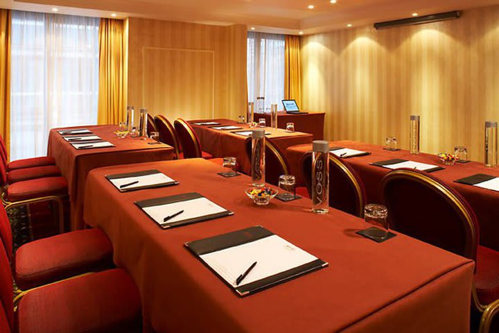 London Marriott Regents Park has 504 square meters (5,171 sq ft) of meeting space