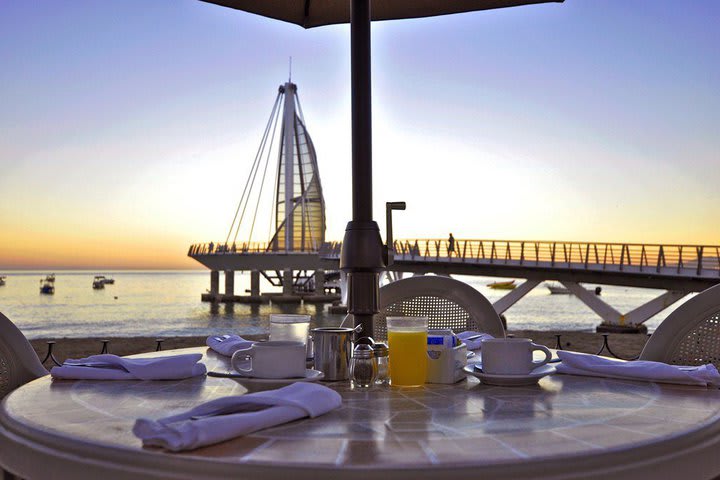 Mesa con vista al muelle