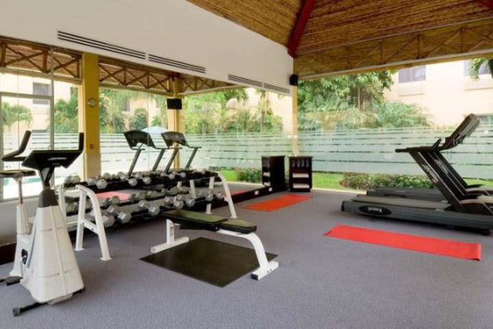 Gimnasio equipado con variedad de máquinas cardiovasculares