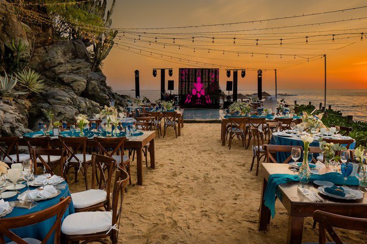 El hotel organiza bodas frente a la playa