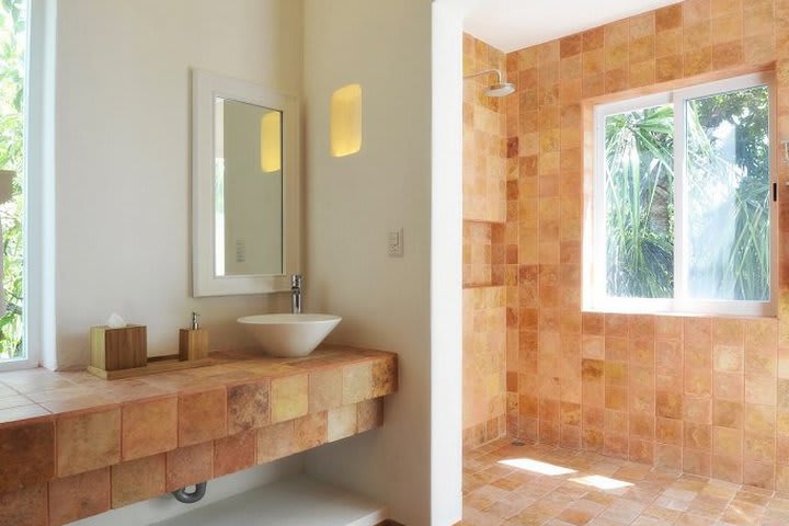 Baño privado con ducha de una suite jardín