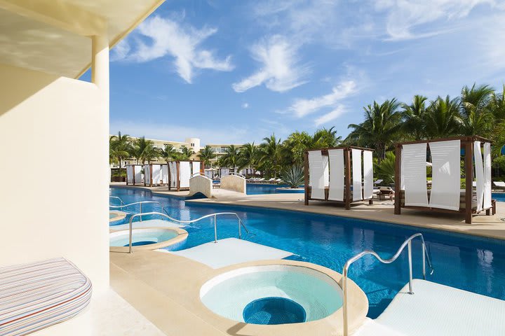 Access to the pool of a Premium swim up suite