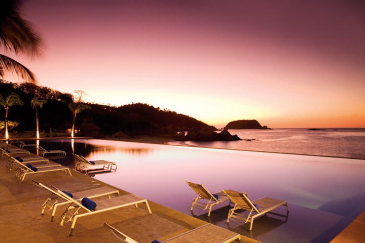 Piscina con vista al mar