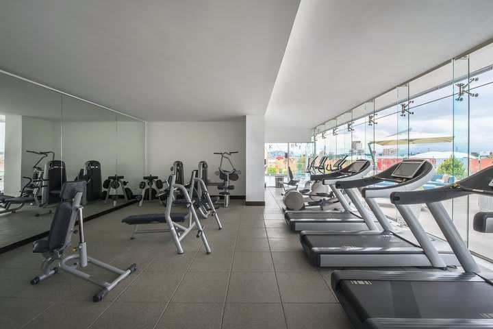 El gimnasio está equipado con máquinas cardiovasculares