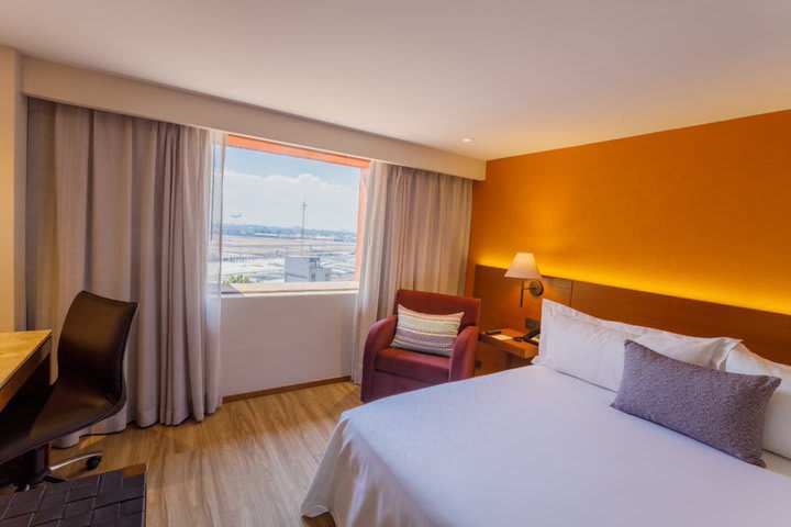 Rooms with view to the airport