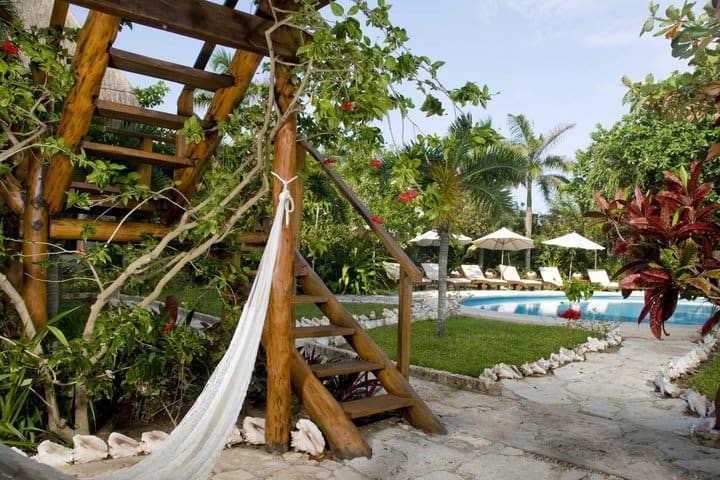 El Hotel Na Balam ofrece hamacas junto a la alberca