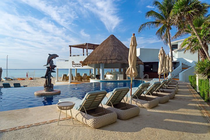 Piscina con vista al mar