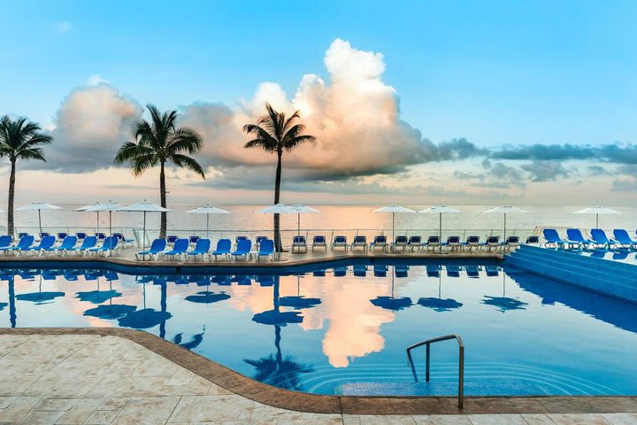 La piscina es de borde infinito con vista al mar Caribe