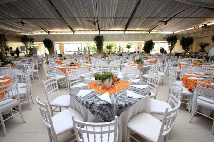 Mesas para banquete en un salón para eventos del hotel de villas Costão do Santinho Resort