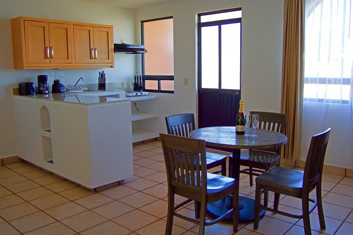 Comedor y cocina en una suite de dos dormitorios