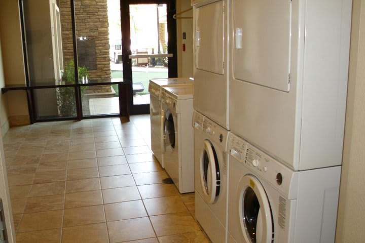 The Staybridge Suites Sea World hotel has laundry services