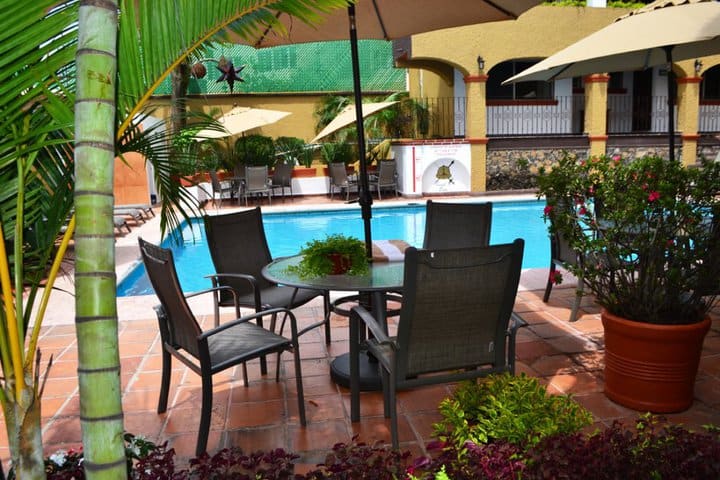 Terraza con mesas y sillas en el hotel Rinconada de Cortés