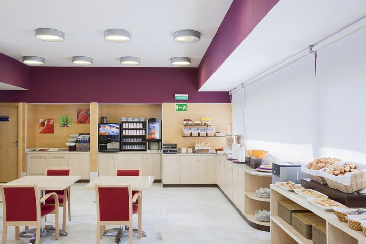 Holiday Inn Express Madrid - Alcobendas offers buffet breakfast