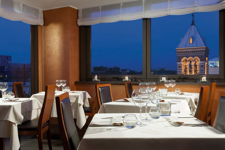 El Hotel Artemide tiene un restaurante con vista a la ciudad de Roma