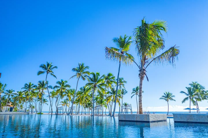 Piscina con vista al mar