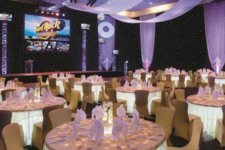 Hay salones de eventos para hasta 3,600 personas