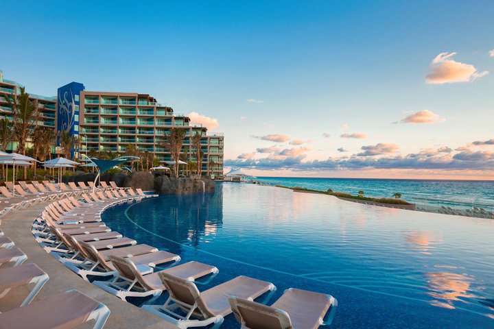 Piscina con vista al mar