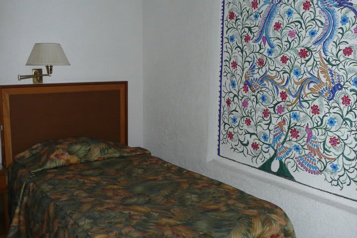 Single room at Hotel Bajo el Volcan in Cuernavaca