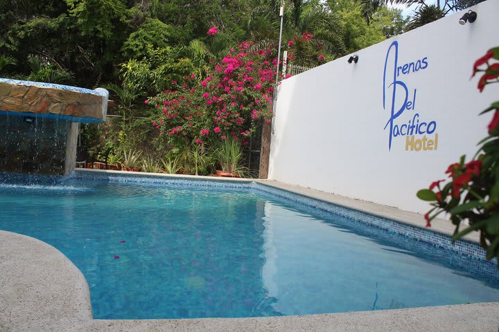 Piscina con área para niños