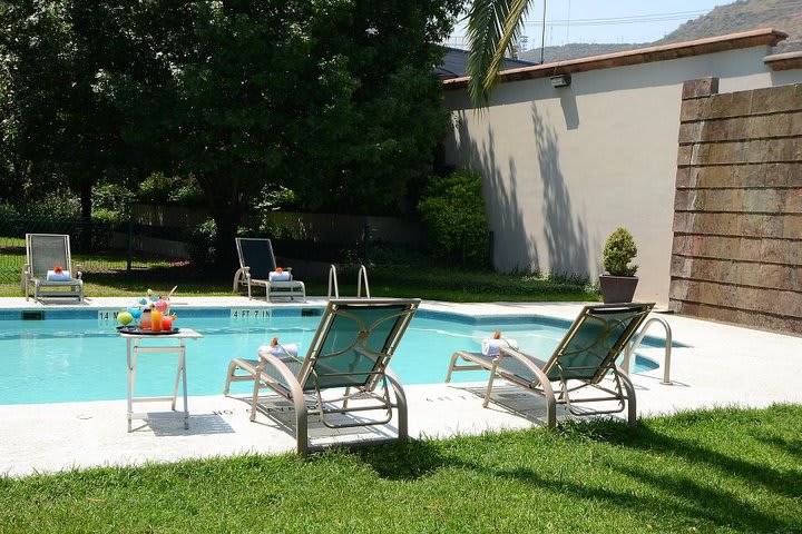 Áreas de descanso en la piscina