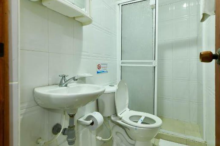 Baño de huéspedes