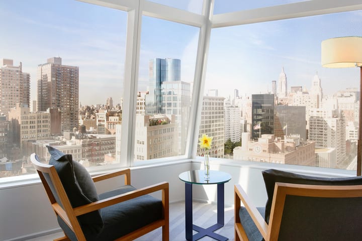 Ventanas de piso a techo en las habitaciones en The Standard East Village Hotel NYC