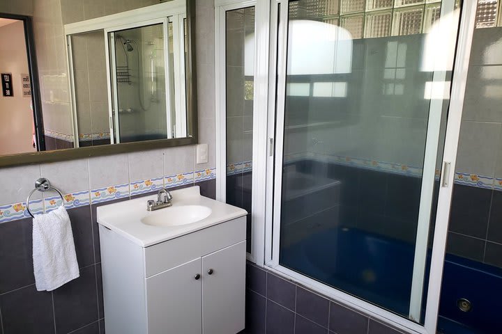 Baño privado de una habitación Estándar con balcón