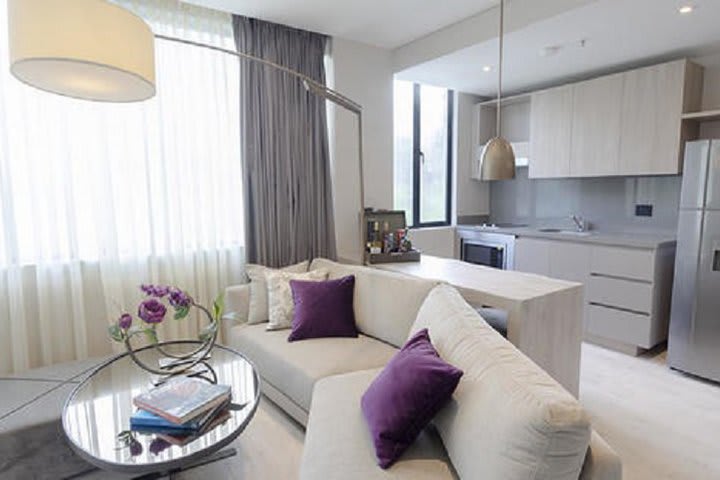 Sitting area and kitchen in an Emerald queen room