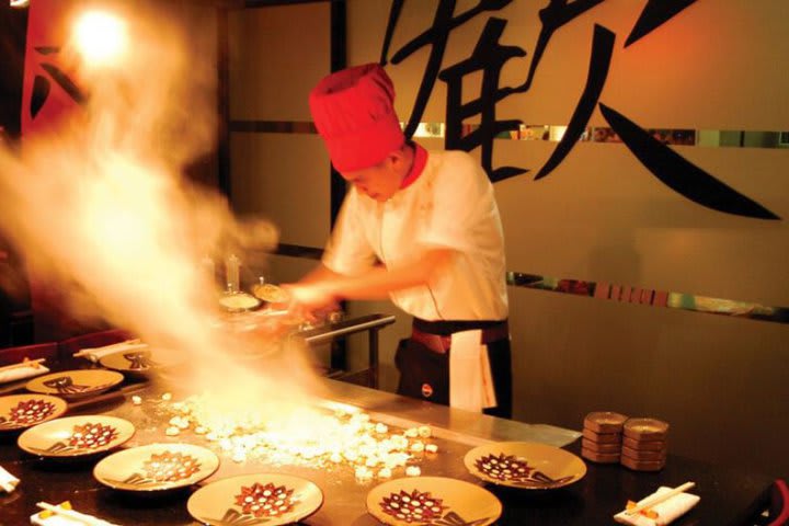 Restaurante japonés Benihana con cocina abierta para ver la preparación