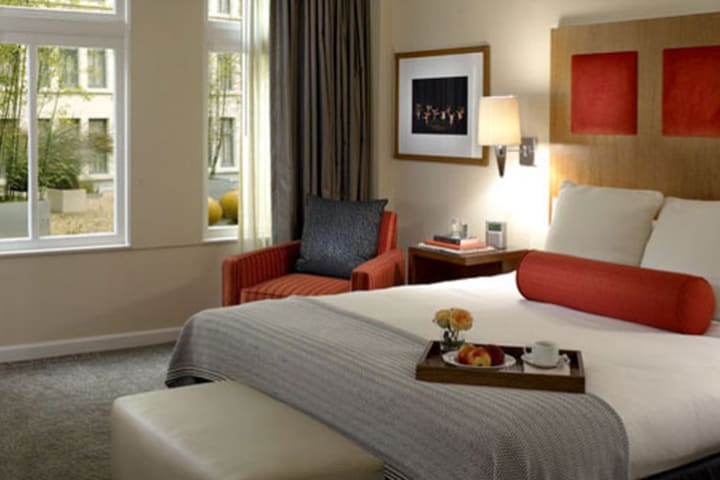 Disfruta del servicio a la habitación que ofrece el Palomar San Francisco, a Kimpton Hotel