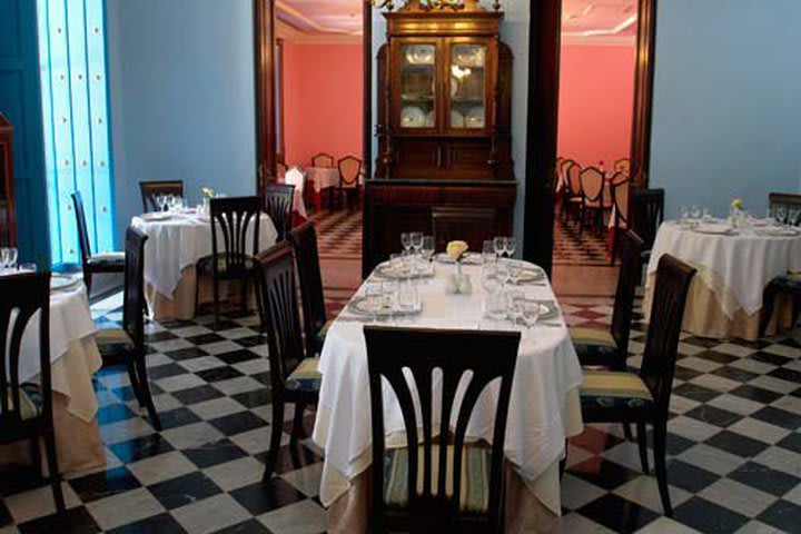 Restaurante El Condado con el salón Rosado al fondo