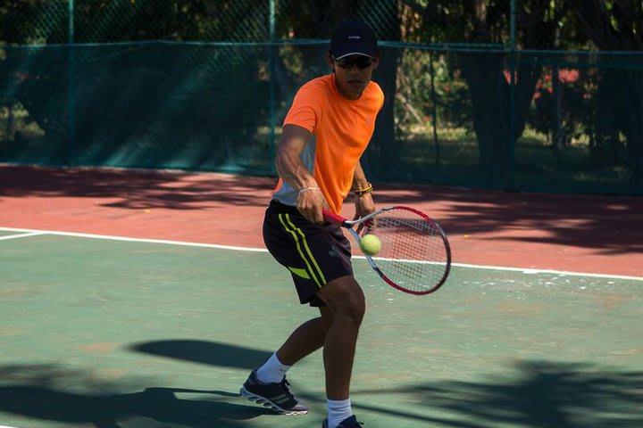 La propiedad tiene dos canchas de tenis y una de voleibol de playa