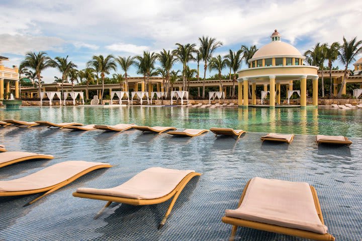 En el área de piscina se ofrece servicio de bar