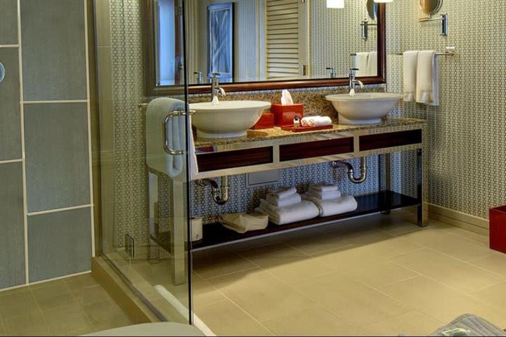 Guest bathroom with Jacuzzi in a panoramic suite