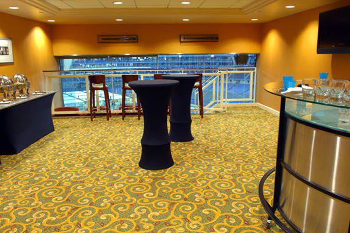 Salón Skybox con vista al campo deportivo en Renaissance Downtown Hotel