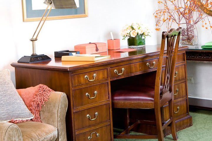 Mesa de trabajo en una suite del Beekman Tower, hotel en Nueva York