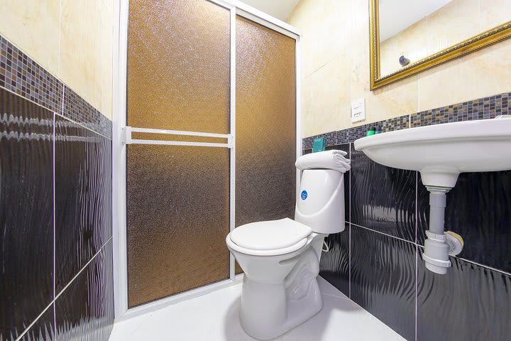 Baño de huéspedes