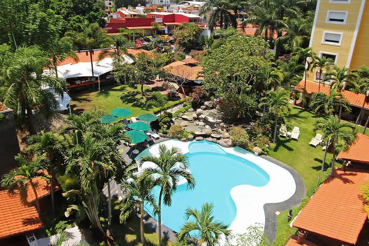 Overview of the pool area