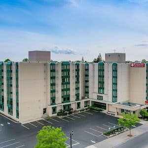 Ramada by Wyndham Niagara Falls Near the Falls