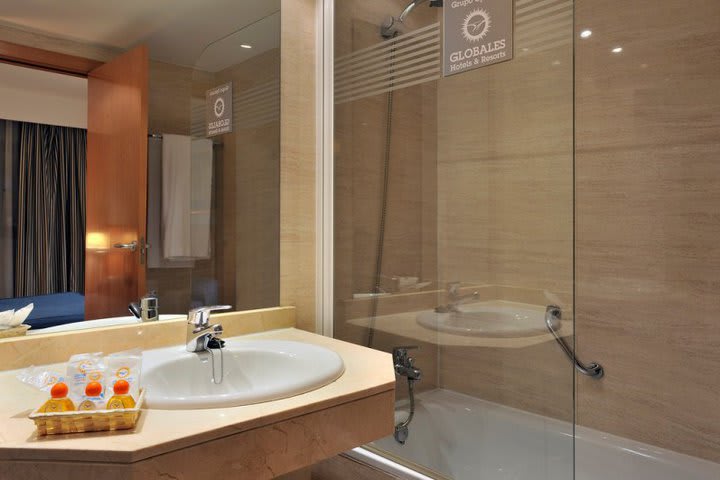 Baño en una habitación del Globales De los Reyes, hotel en San Sebastián de los Reyes