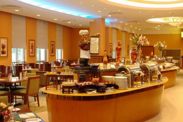 El hotel Ramada Pudong Airport en Shanghái cuenta con dos restaurantes y un bar lounge