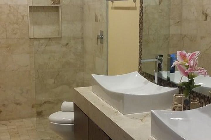 Doble lavabo de una suite lujosa