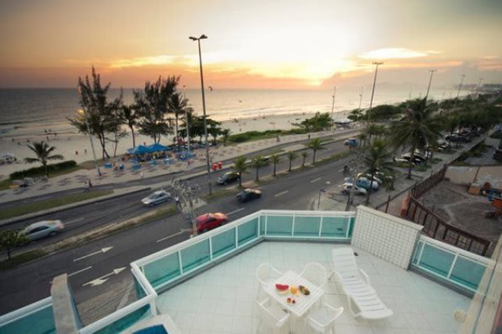 There is a sun terrace at Hotel Sol da Barra 880