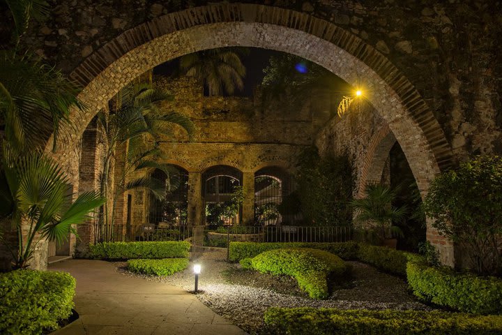 El hotel dispone de siete exuberantes jardines